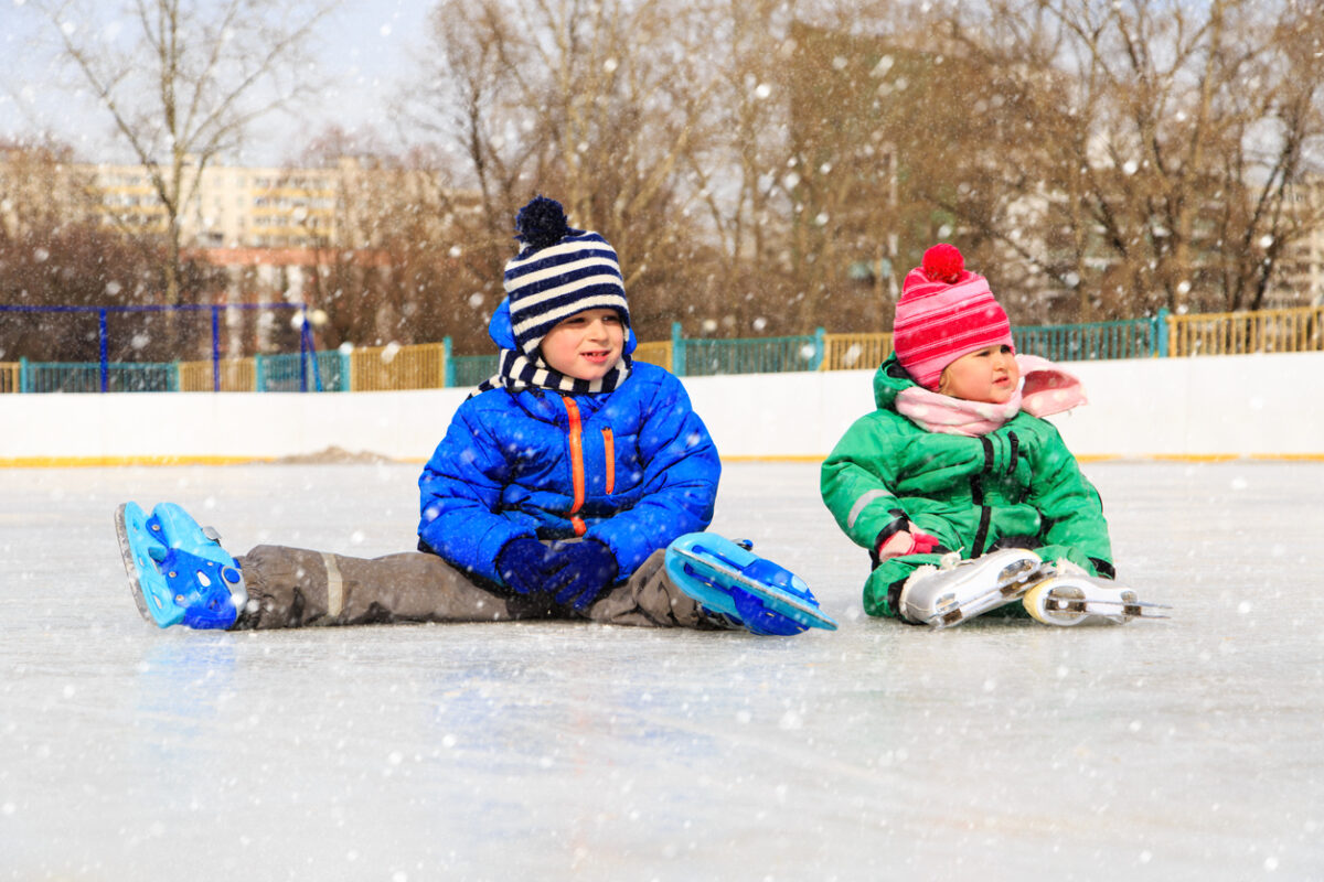 jongen en meisje met schaatsen